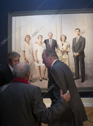 Los Reyes don Juan Carlos y doña Sofía Visitan en el palacio real el cuadro de...