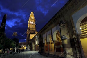 Torre de la mezquita catedral de Noche