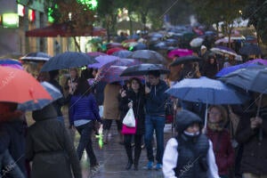 Gente de compras por el centro de Madrid