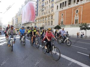 En la imagen, la alcaldesa Manuela Carmena paseando en bicicleta por la Gran Vía