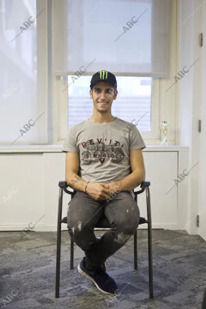 Álex Rins, el piloto español del Campeonato del Mundo de Motociclismo, visita al...
