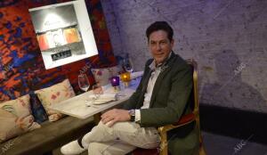 Oscar Lozano posa para ABC, en su nuevo restaurante Artist, en la calle Villar 7