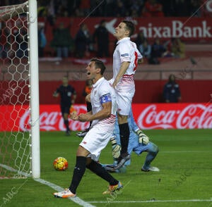 Krychowiak y Gameiro celebran alborozados un tanto en el partido