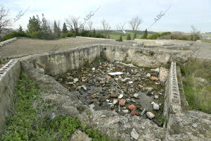 Uno de los huecos de la excavación cubierto de escombros y basura