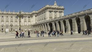 Turistas y ciudadanos visitan y pasean por las calles de Madrid