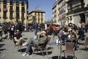 Turistas y ciudadanos visitan y pasean por las calles de Madrid
