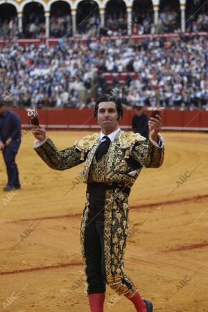 En la imagen, Morante de la Puebla, en el cuarto toro, al que cortó dos orejas
