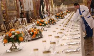 Preparativos de la mesa para una cena de gala en el Palacio Real