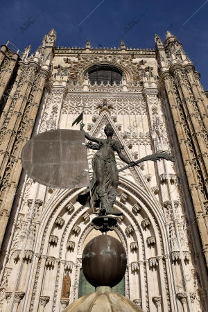 En la imagen, la réplica del Giraldillo en la Puerta del Príncipe