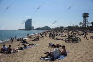 La playa de la Barceloneta durante las vacaciones de Semana Santa