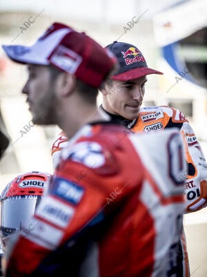 Marc Márquez posa junto a Andra Dovicioso, en el Circuito de la Comunidad...