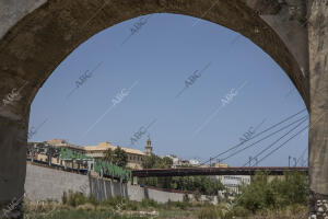 Vista del puente viejo y la Colegiata de Santa María desde el cauce del río...