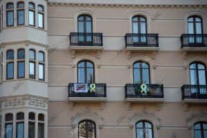 Lazos amarillos y banderas independentistas en la fachada de un edificio de...