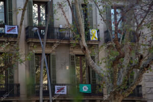 Lazos amarillos y banderas independentistas en la fachada de un edificio de...