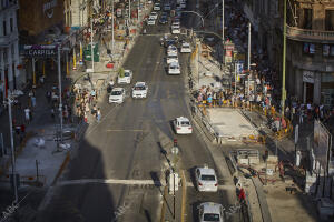 En la imagen, las obras de las aceras, las del metro, tráfico, transeúntes y...