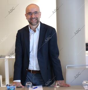 Entrevista a Javier Martínez Picado, profesor del Instituco Catalán de...