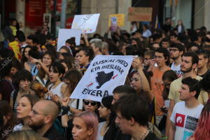 En la imagen, manifestación de estudiantes entorno a la via Laietana y la Plaza...