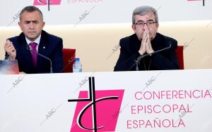 El secretario general de la CEE, monseñor Luis Argüello, presenta junto al...