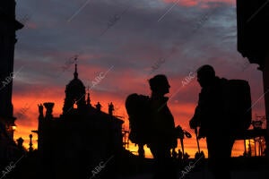 Dos peregrinos al atardecer en la Plaza del Obradoiro