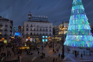 Iluminación navideña y mucho transeúnte