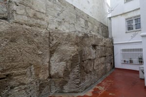 Reportaje sobre el hallazgo arqueológico de parte de la muralla de Sevilla, en...