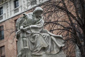 Estatua de Doña Emilia Pardo Bazán en la calle de la Princesa en el año del...