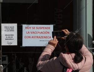 En la imagen, un centro de vacunación donde se suspendió la inoculación de la...