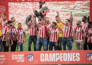 Los jugadores entregan la copa de la Liga al alcalde de Madrid, José Luis...