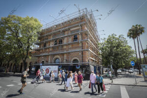Comienzan a retirar los toldos y los andamios que cubrían la fachada de la...