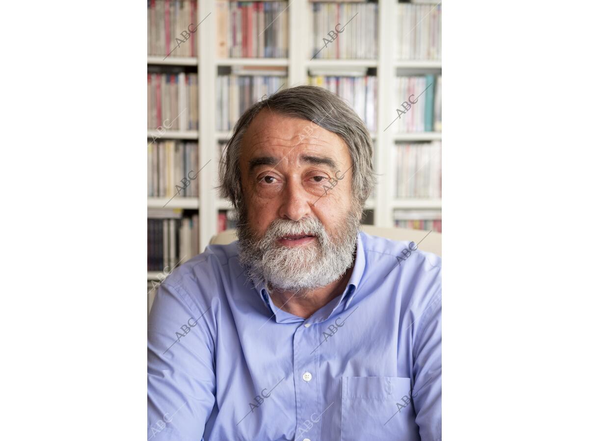 Entrevista al periodista, columnista de ABC y escritor, Pedro García ...