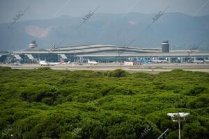 Aviones en la pista de aterrizaje del aeropuerto del Prat