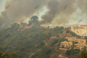Incendio en la sierra de Estepona afectando a viviendas con desalojos de la zona...