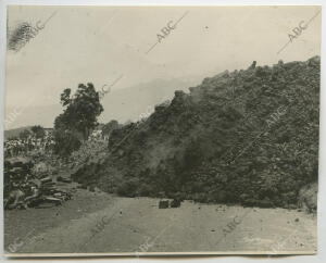 En la imagen, la carretera completamente obstruida por la lava