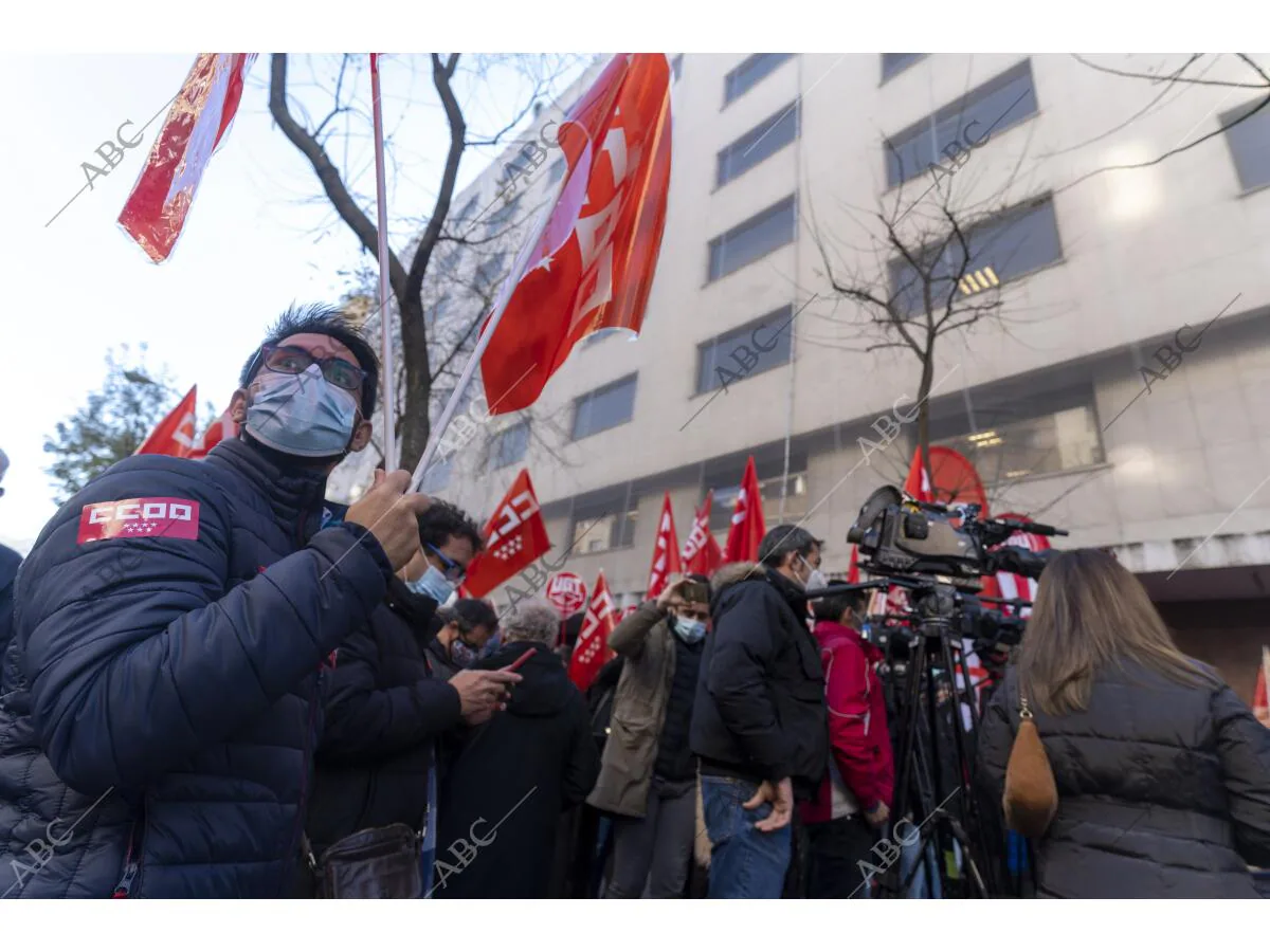 Manifestación de Cc Oo y Ugt ante la sede de la Ceoe Archivo ABC