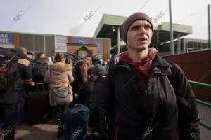 Maxim, ucraniano residente en Polonia, cruzando la frontera para unirse a su...