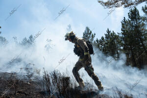 Reportaje de los brigadistas luchando contra el incendio forestal en Folgoso del...