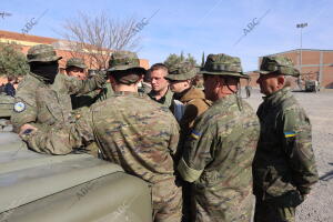 Presentación a los medios del adiestramiento a militares ucranianos en el uso de...