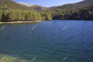 El Espinar (Segovia), 17/04/2023. Sierra de Guadarrama. Dehesa y garganta del...