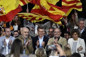 El presidente del PP Alberto Núñez Feijóo, participa en un mitin junto a Daniel...