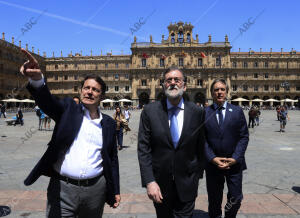 El expresidente del gobierno Mariano Rajoy acompañado por el presidente...