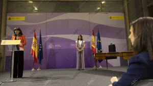 Irene Montero (Podemos) entrega la cartera del Ministerio de Igualdad a la nueva...