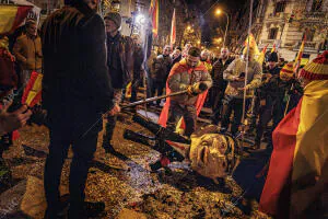 Manifestantes de Ferraz apalean una piñata con la imagen de Pedro Sánchez en...