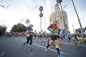 La 29ª edición del Medio Maratón de Sevilla a su paso por la Torre del Oro