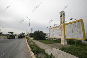 Cortada la carretera SE-3205 de acceso al polígono La Isla por un piquete de...