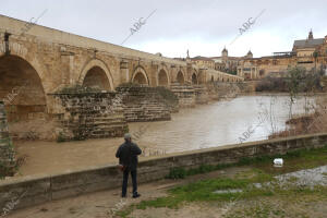 Crecida del río Guadalquivir por el puente romano y Casillas por la borrasca...