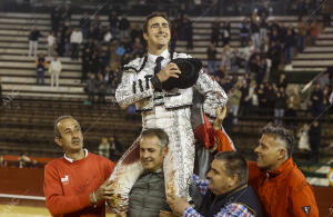 El Fandi sale a hombros en la corrida de toros de la Feria de Fallas