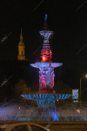 La muralla de la Macarena y la fuente del Prado iluminadas en solidaridad con...