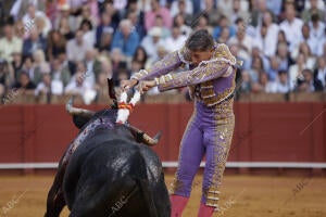 En la imagen, Manuel Escribano, de lila y oro