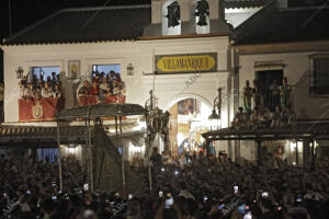 Ambiente en la aldea del Rocío, rezo del Rosario, salto de la reja y procesión...