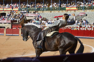 Corrida de toros y novillos con un cartel donde figuran tres mujeres